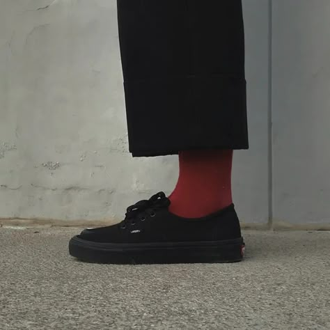 All Black Vans Outfit, Black Sneakers Outfit Men, Hairdresser Outfit, Outfit Ideas All Black, Black Hairstyle Ideas, Black Slip On Vans Outfit, Black Vans Outfit, Vans Shoes Outfit, Vans Outfit Men