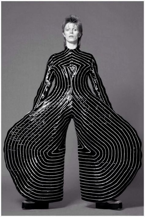 David Bowie in weird pants. Bauhaus Fashion, David Bowie Costume, Lady Grinning Soul, Oskar Schlemmer, Aladdin Costume, Ziggy Stardust, Weird Fashion, Ballet Costumes, Op Art