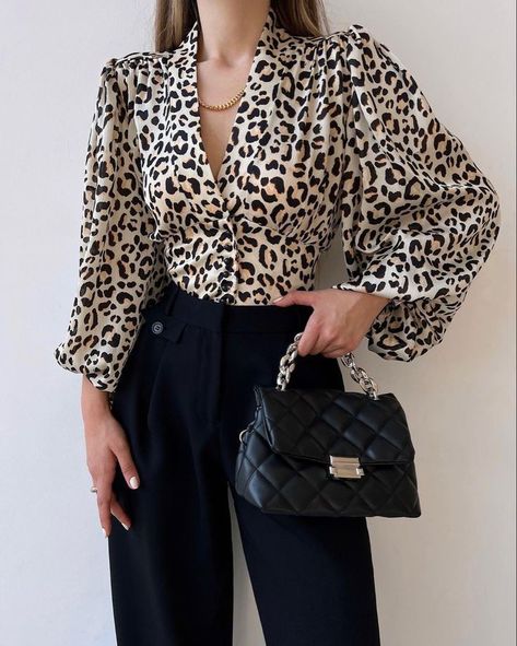 Cotton Tops Designs, Winter Mode Outfits, Leopard Print Outfits, Stylish Tops For Women, Fabric Textured, Diy Vetement, Business Casual Outfits For Work, Pattern Shirt, Women Blouses