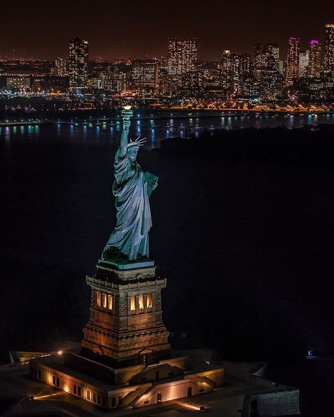 Nyc Aesthetic Night, Manhattan Times Square, New York Statue, New York Attractions, Liberty New York, New York Wallpaper, New York City Photos, New York Photos, New York Life