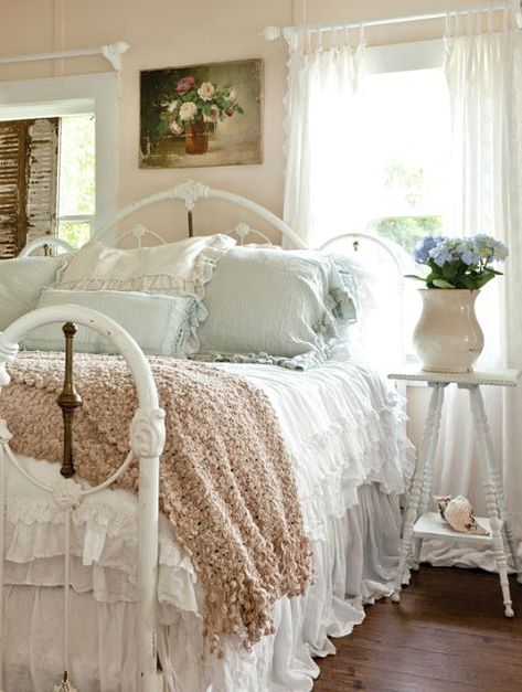 Charming Small Shabby Chic Beach Cottage - Coastal Decor Ideas and Interior Design Inspiration Images Shabby Chic Bedrooms Decorating Ideas, Shabby Chic Bedrooms On A Budget, Shabby Chic Romantico, Camera Shabby Chic, Shabby Chic Decorating, Shabby Chic Beach, Shabby Chic Decor Bedroom, Chic Bedroom Decor, Romantic Shabby Chic