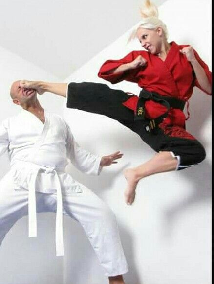 Flying kick to his face. Flying Kick, Martial Arts Gi, Fighter Workout, Photos Of Men, Women Karate, Male Vs Female, Karate Kick, Martial Art Uniform, Female Martial Artists