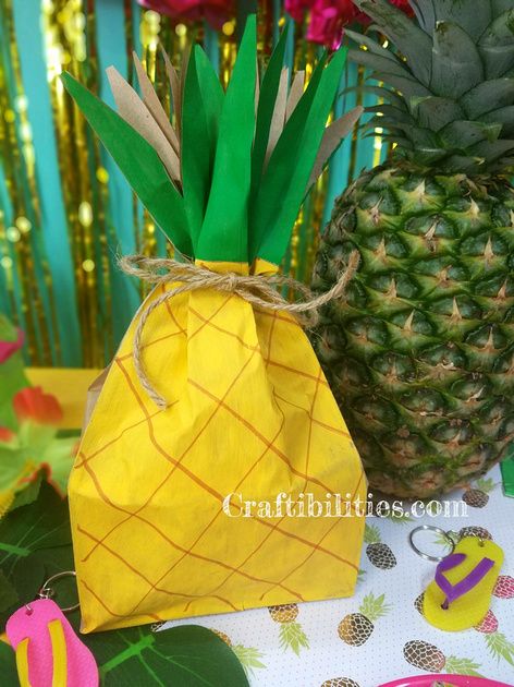 PINEAPPLE bags for a LUAU themed party - great party idea for kids - inexpensive and super cute!! Creepy Names, Party Photo Booth Backdrop, Diy Pineapple, Pineapple Bag, Pineapple Party, Luau Theme Party, Fiesta Tropical, Halloween Creepy, Luau Theme