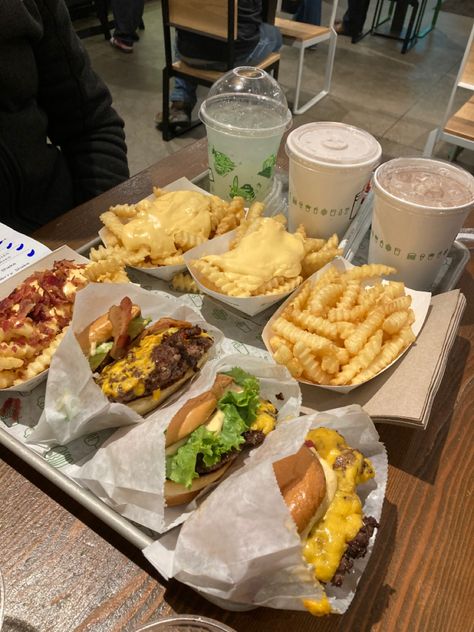 Yummy shake shack food Shake Shack Aesthetic, Shake Shak, Snack Shack, Shake Shake, Soul Food Dinner, Shake Shack, Food Babe, Yummy Comfort Food, Food Goals