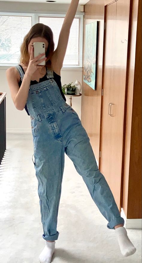 Cute Jean Overall Outfits, Casual Outfits Overalls, Overalls Outfit Fall Aesthetic, Dungree Styles Jeans, Dungree Styles Fashion, Garment Friendly Outfits Lds, Outfits Estilo Vintage, Overall Summer Outfit, Cute Dungaree Outfits