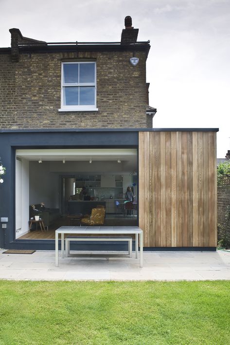 kitchen extension , sliding doors and cedar cladding by Alex Findlater. alexfindlater.com Paddock Ideas, Flush Sliding Door, Bedroom Extension, Extension Veranda, Dining Extension, Flat Roof Extension, Single Storey Extension, Decking Ideas, House Extension Plans