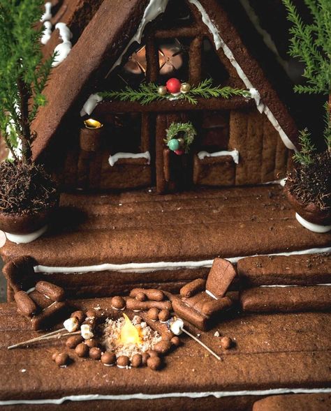 Fairy Gingerbread House, Homemade Gingerbread House, Cracker House, Gingerbread House Patterns, Cool Gingerbread Houses, Gingerbread House Recipe, Gingerbread Ideas, Ginger House, Gingerbread House Parties