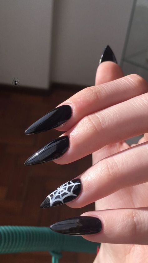 Black Nails With Cobwebs, Gothic Simple Nails, Goth Acrylic Nails Coffin Short, Dark Nail Designs Gothic, Cute Goth Nails, Gothic Almond Nails, Goth Nails Grunge, Witchcraft Nails, Cobweb Nails