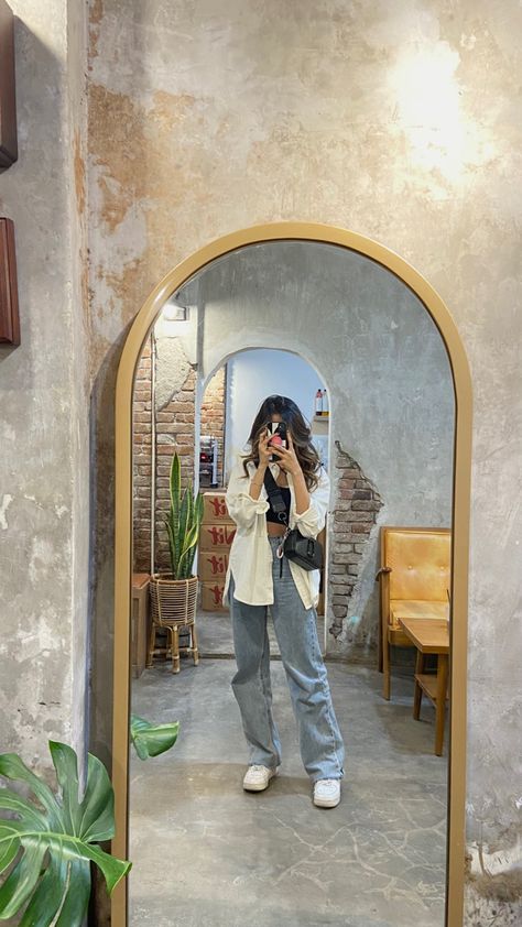 Miror Selfi Idea, Ukulele Photography, Kylie Jenner Look, Travel Pictures Poses, Shadow Photos, Selfie Poses Instagram, Casual Day Outfits, Portrait Photography Poses, Quick Outfits