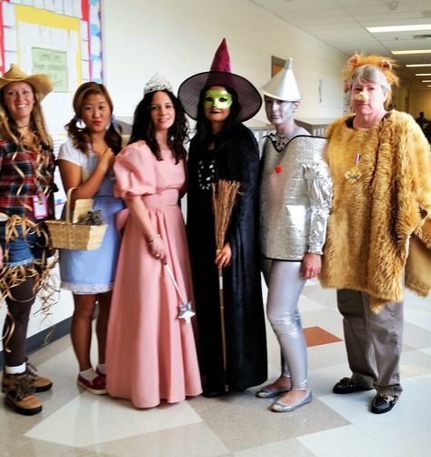 Wizard of Oz halloween group costume. Teachers! Wizard Of Oz Costumes Diy, Wizard Of Oz Costumes, Storybook Character Costumes, Wizard Of Oz Costume, Oz Costume, Costumes For Work, Halloween Costumes For Work, Halloween Group, Team Costumes