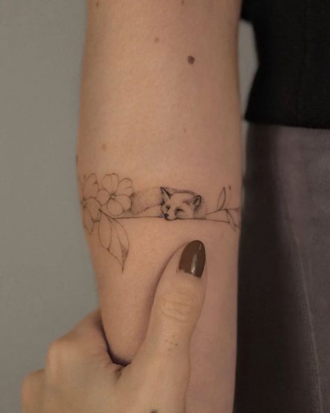 Best Fox Tattoo Designs | Book Your Tattoo With Australian Artists Minimalist Tattoos For Women, Small Fox Tattoo, Red Fox Tattoos, Fox Tattoo Design, Floral Tattoos, Tattoo Hand, Fox Tattoo, Tattoo Design Book, Minimalist Tattoos