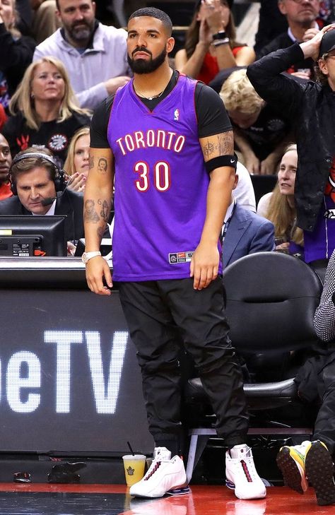 Nba Clothes, Nba Jersey Outfit, Basketball Jersey Outfit, Drake Clothing, Drake Photos, Drake Ovo, Drake Drizzy, Looks Hip Hop, Mens Casual Suits