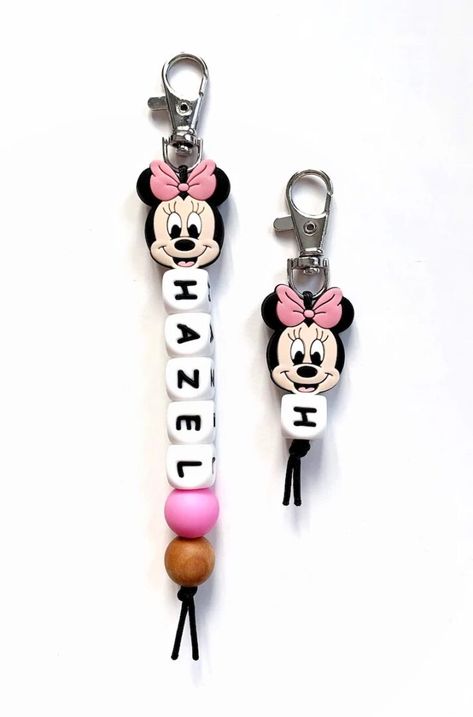 Disney Name, Disney Names, Disney Keychain, Keychain Ideas, Name Keychain, Daisy Charm, Disney Addict, Disney Crafts, Disney Theme