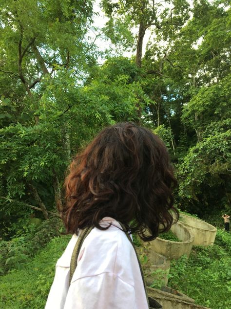 Wavy hair Brunette Hair Aesthetic Faceless, Short Curly Brown Hair Aesthetic Faceless, Messy Brown Hair Aesthetic, Aesthetic Short Brown Hair, Chocolate Brown Hair Aesthetic, Short Brown Hair Aesthetic Faceless, Wavy Hair Aesthetic Girl, Short Wavy Hair Aesthetic, Short Hair Aesthetic Faceless