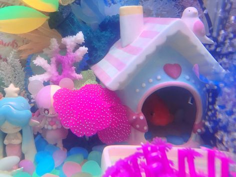 Pink Fish Tank Ideas, Kawaii Fish Tank, Glo Fish Tank Ideas, Kawaii Aquarium, Pink Fish Tank, Fish Tank For Kids, Fish Terrarium, H2o Aesthetic, Kawaii Fish