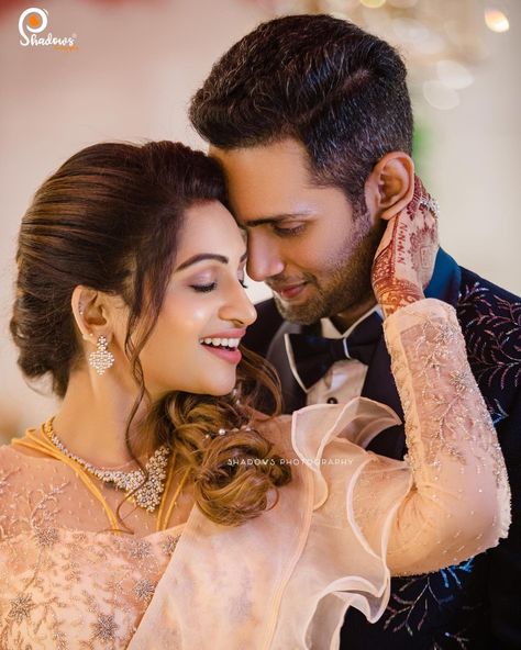 Reception Wedding Photos, Cupal Dp, Reception Couple Poses, Sangeet Poses, Reception Pose, Reception Poses, Couple Western, Couple Poses Wedding, Engagement Portraits Poses