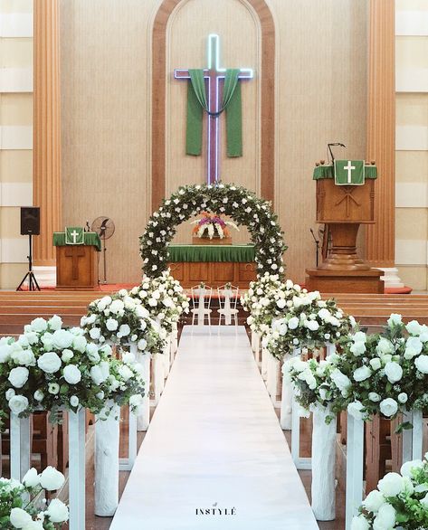 Church wedding decoration with white and greenery theme 🌿 Rustic Church Wedding, Church Wedding Decorations Aisle, Simple Church Wedding, Church Aisle Decorations, Wedding Church Aisle, Wedding Decor Vases, Wedding Church Decor, Church Wedding Flowers, White Wedding Decorations