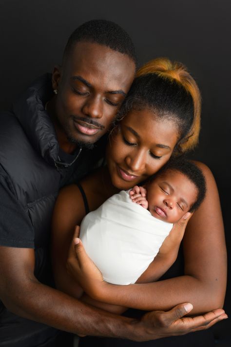 Grandparents Photography, Newborn Family Pictures, Family Maternity Pictures, Moms Photography, Family Photoshoot Poses, African Babies, Newborn Family Photography, Newborn Mom, Black Family