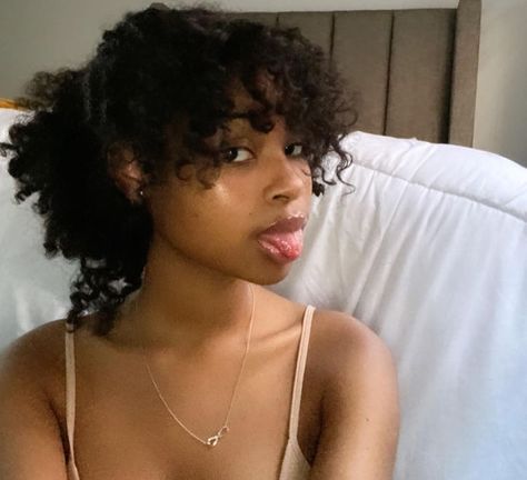 Short Curly Hair With Bangs, Quick Natural Hair Styles, Cute Curly Hairstyles, Hair With Bangs, Natural Curls Hairstyles, Hairdos For Curly Hair, Hair Stylies, Curly Hair Inspiration, Curly Girl Hairstyles