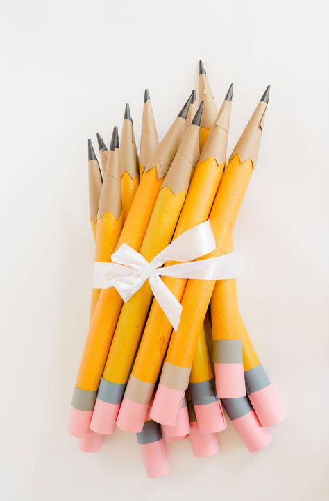 A bouquet of newly sharpened pencils costume (and how much I love “You’ve Got Mail”) Pool Noodle Pencil Diy, Halloween Easy Diy, Giant Pencil, Making Crayons, Diy Pencil, Back To School Crafts, Back To School Party, Pool Noodle, Studio Color