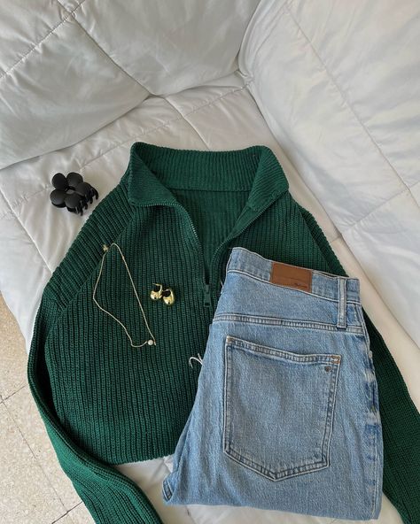 Puedes comentar 8:30pm 🛍️🛒 Aquí suéter color verde esmeralda, me encanta, está bien bello 🥺💗 un look muy Old money. Talla: s/m $139 Outfit Con Verde, Emerald Outfit, Outfit Mujer, Warm Spring, July 3, Green Outfit, Old Money, Color Combos, Life Hacks