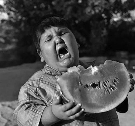 You never get to see this reaction to someone eating watermelon anymore. | 40 Pictures That Show Just How Much The World Has Changed Retro Kids, 웃긴 사진, Retro Photo, Black White Photos, Marketing Strategies, White Photo, Pics Art, Online Presence, Funny Faces