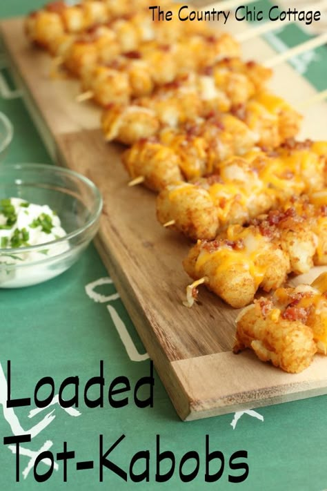 Loaded Tot Kabobs -- turn tater tots into perfect party food with this simple recipe! #recipe #kidsfood #football Fruit Kebabs, Bowl Party Food, Kabob Recipes, Food Bar, Football Party Food, Bowl Food, Superbowl Party Food, Super Bowl Party, Tater Tots