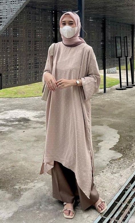 Kaftan Outfit Ideas Hijab, Ootd Lebaran Simple, Ootd Lebaran 2023, Ootd Lebaran Casual, Tunic Hijab Style Casual, Gamis Casual Hijab Outfit, Tunic Hijab Style, Tunik Modern Simple, Tunik Hijab Style Casual