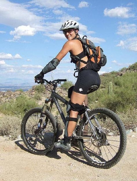 Mountain Bike Outfit Woman, Mountain Biking Outfit, Bike Outfits Women, Biking Outfits, Mountain Bike Training, Specialized Enduro, Mtb Women, Mtb Girl, Mountain Biking Women