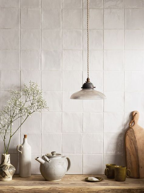 Country Bathroom Tiles, Kitchen Tile Splashback, White Tile Splashback, Tile Splashback Kitchen, Zellige Tile Bathroom, Square Tile Backsplash, Terrace Bathroom, Cream Kitchen Tiles, Palette Cleanser