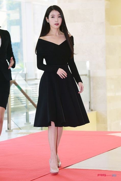 These 10+ Times IU Wore A Pretty Black Dress Will Convince You That It's One Of Her Best Looks - Koreaboo Teen Formal Dresses Short, Recital Dress, Pretty Black Dresses, Award Show Dresses, Dress Korean, Graduation Dresses, Black Dress Outfits, Glamour Dress, فستان سهرة