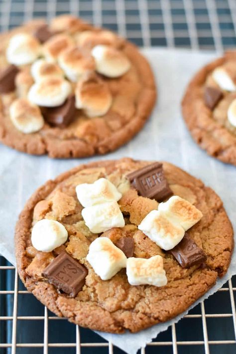 Marshmallows Cookies, Cookies With Brown Butter, S Mores Cookies, Smores Cookies, Chocolate Marshmallow, Christmas Cookies Easy, Cookie Bar, Chewy Chocolate Chip, Chewy Chocolate Chip Cookies