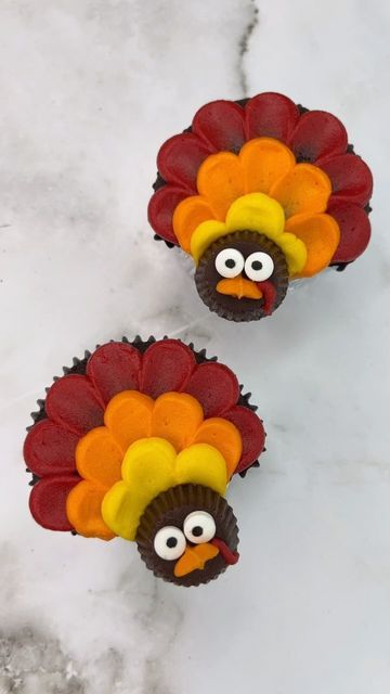 Rachel Lindsay on Instagram: "Thanksgiving Turkey Cupcakes ❤️🧡💛 Here’s another of my shaped cupcake hack that I made for @wiltoncakes #thanksgiving Use fold pieces of foil to shape your cupcake liners. Fill them half full and bake. Use piping tip 12 to pipe red dots. Using a piping tip, spread the dot into a feather (This tip trick works so well ) Continue with orange and yellow. Add a Reese’s cup for the face and candy eyes. Pipe a beak with tip 352. How cute are they? ❤️🧡💛 #cupcakes #cakedesigner #thanksgiving #turkeycupcakes #christmasbaking #cakedbyrach #bakinghacks #shapedcupcakes" Cute Turkey Cupcakes, Open Star Piping Tip, Star Piping Tip, Turkey Cupcake, Red Buttercream, M And Ms, Turkey Cupcakes, Thanksgiving Cupcakes, Thanksgiving Desserts Table