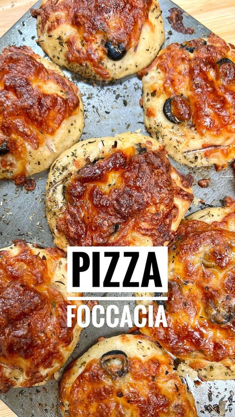 Pizza Foccacia Recipe https://resepmamiku.com/en/pizza-foccacia-whenmeateatsveg Pizza Foccacia, Focaccia Dough, Italian Flatbread, Foccacia Recipe, Focaccia Pizza, Italian Herbs, Red Onion Relish, Onion Relish, Real Magic