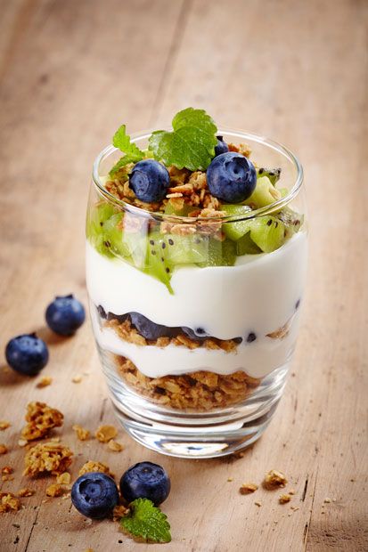 Granola Parfait, Parfait Recipes, Natural Yogurt, Healthy Lifestyle Food, Yogurt Recipes, Cafe Food, Delicious Healthy Recipes, B & B, I Love Food