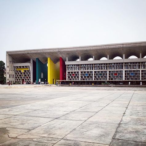 Gavin on Instagram: “Punjab and Haryana High Court by Le Corbusier. Capitol Complex, Chandigarh, India. #architecture #modernism #modernist #modernarchitecture…” Capital Complex Chandigarh, Le Corbusier Chandigarh, India Architecture, High Court, Brutalism, Chandigarh, Modernism, Modern Architecture, Ferry Building San Francisco