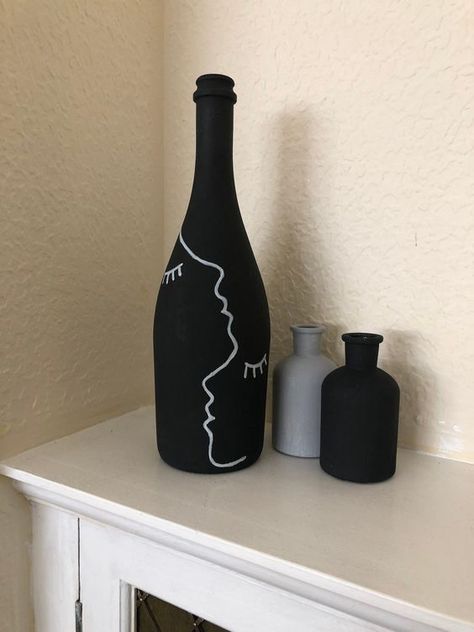 Abstract Bottle Art, Bottil Art Painting, Vase Ideas Painting, Cute Bottle Painting Ideas, Black Bottle Painting, Black Bottle Art, Paint Bottles Diy, Glass Bottles Art Paint, Painted Bottles Ideas