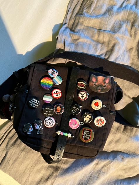 Pins On Bag Aesthetic, Pin Bags Ideas, Bag With Pins Aesthetic, Bag With Pins, Pins For Bags, Backpack With Pins, Backpack Ideas, Pin Bag, Silly Clothes