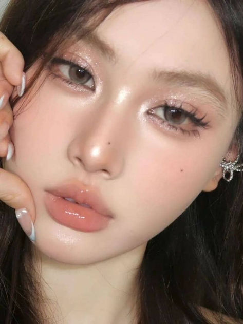 12 Korean Soft Makeup Looks for a Natural Everyday Glow | The KA Edit Graduation Look Makeup, Ingenue Makeup, Warm Tone Makeup, Makeup Ala Korea, Grad Makeup, Makeup Asia, Warm Makeup, Sanggul Modern, Tone Makeup