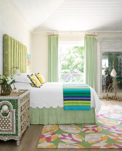 Sunshine Design Duet: Kit Kemp & Annie Selke - The English Home Scalloped Quilt, Firmdale Hotels, Bedding Quilts, Kit Kemp, Dash And Albert Rugs, White Bed, Annie Selke, Dash And Albert, Ric Rac