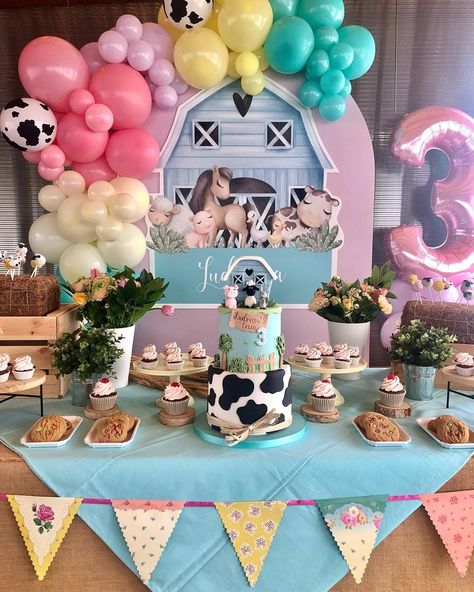 Farm Birthday Cake Table, Farm Birthday Cake, Table Balloons, Birthday Cake Table, Farm Birthday Cakes, Barnyard Cake, Cake Table Birthday, Farm Party, Farm Birthday