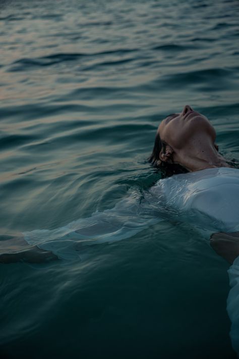 A woman floating on top of a body of water photo – Free Объединённые арабские эмираты Image on Unsplash Floating On Water Aesthetic, Woman In Water Aesthetic, Free Woman Aesthetic Photography, Float Aesthetic, Woman Floating In Water, Emerging From Water, Hand In Water, Calm Woman, Woman In Water