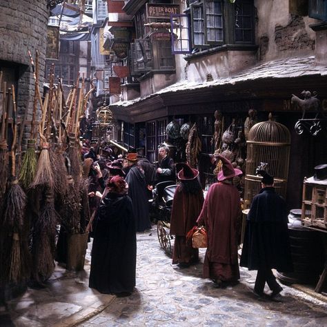 “I was told that Jo Rowling came onto the set of Diagon Alley on the first film, and that she just stood there, almost with a tear in her eye, because it was exactly as she had imagined it from the book.” - Stephenie McMillan, Art Director #HarryPotter Harry Potter Diagon Alley, Harry Potter Wall, Newt Scamander, Hogwarts Aesthetic, Diagon Alley, Lord Voldemort, Harry Potter Pictures, Albus Dumbledore, Harry Potter Film