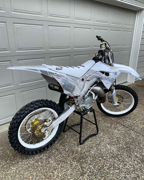 BROtocross on Instagram: “Cleaner than your church shoes #whitedress #honda #2stroke #cr125 #graphicdesign #redbull #mxlove #whiteknight #2strokesonly  #clean…” Church Shoes, Custom Dirt Bike, Ktm Dirt Bikes, Motocross Love, Cool Dirt Bikes, Image Moto, Motorcross Bike, Мотоциклы Cafe Racers, Custom Sport Bikes