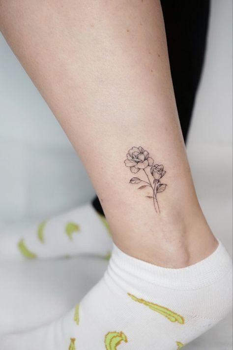 Simple Rose Bouquet Tattoo, Rosebud Tattoo Simple, Fine Line Rose Bouquet Tattoo, Carnation And Rose Tattoo, Bouquet Of Roses Tattoo, Rose Bouquet Tattoo, Rose Bud Tattoo, Tiny Flower Tattoos, Tattoo 2023