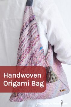 Simple to sew "Origami Bag", perfect to use for exemple some beautiful handwoven fabric. Modern Weaving, Saori Weaving, Origami Bag, Weaving Loom Projects, Handwoven Bag, Rigid Heddle Weaving, Weaving Ideas, Diagonal Lines, Crochet Handbags Patterns