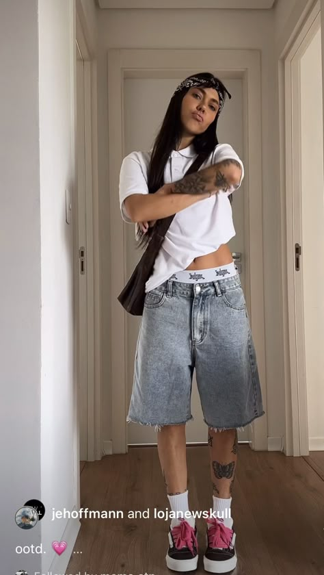 Outfits Streetwear Mujer, Outfits Con Bermudas, Oversized Outfit Aesthetic, Runway Fashion Outfits, God Clothing, Jean Short Outfits, Look Festival, Streetwear Fits, Oversized Outfit