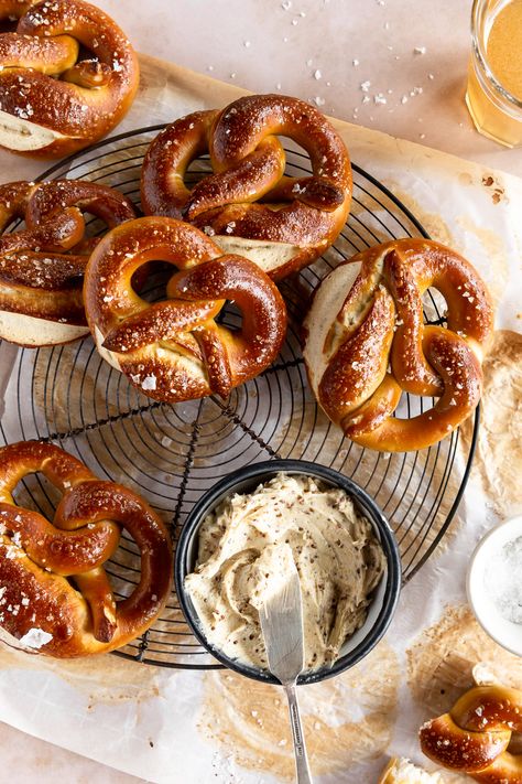 traditional lye pretzel recipe Authentic German Pretzel Recipe, German Pretzel Recipe, Frozen Pretzels, German Pretzels, Pretzel Dough, Pretzel Recipe, Pretzel Shape, Artisan Pizza, Pretzel Dip