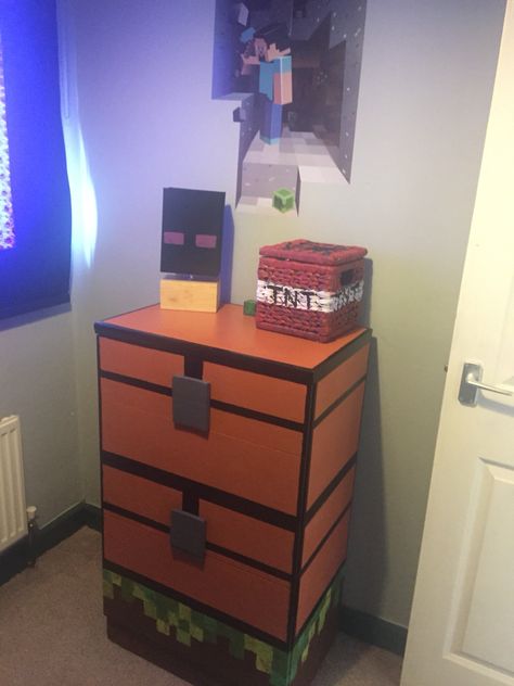 DIY Minecraft double chest, enderman lamp and TNT block Minecraft Dresser Diy, Minecraft Chest Room Organization, Minecraft Dresser Ideas, Kids Minecraft Bedroom, Minecraft Wardrobe, Minecraft Dresser, Minecraft Bedroom Bunkbed, Minecraft Bedroom Wall Mural, Minecraft Bedroom Ideas