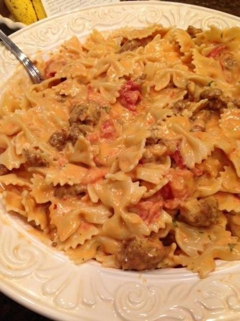 Sausage And Bowtie Pasta, Bowtie Pasta Recipe, Pasta With Italian Sausage, Bow Tie Pasta Recipe, Pasta Bake Easy, Yummy Pasta, Italian Sausage Pasta, Cream Sauce Recipes, Cheese Spaghetti